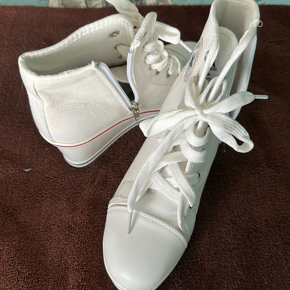 Wedge heel sneaker